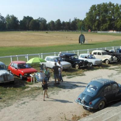 Hippodrome Roberty 20 juillet 2013: Vue des paddocks