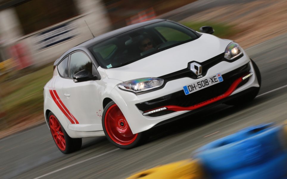 Allegement moteur booste et gommes de course ou presque tout comme les amortisseurs ultraradicale cette megane trophy r