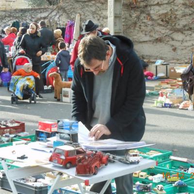 Vide grenier: RECHERCHE?