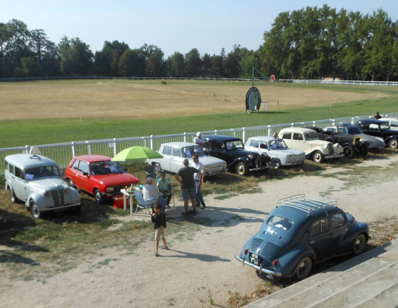 Hippodrome Roberty 20 juillet 2013: Vue des paddocks